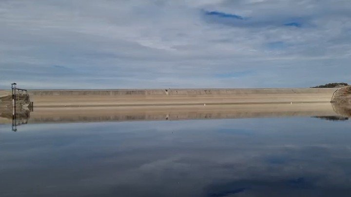 AUS-ROV on site at Pindari Dam on the Severn River in northern NSW, performing ROV General Visual Inspection of the newly installed bubble plume destratification pipeline for @waternsw.
The submerged diffuser system sits near the bed of one of the de