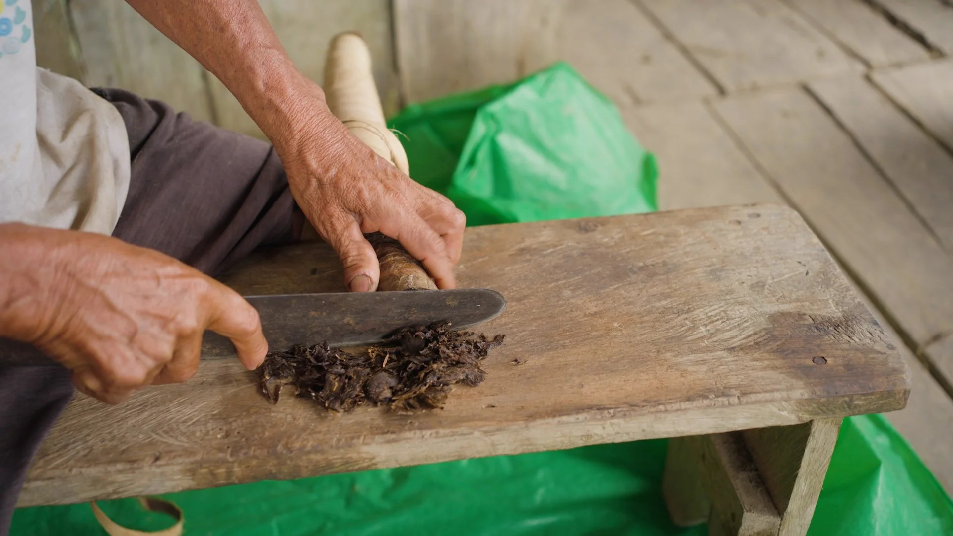 cutting tobacco log