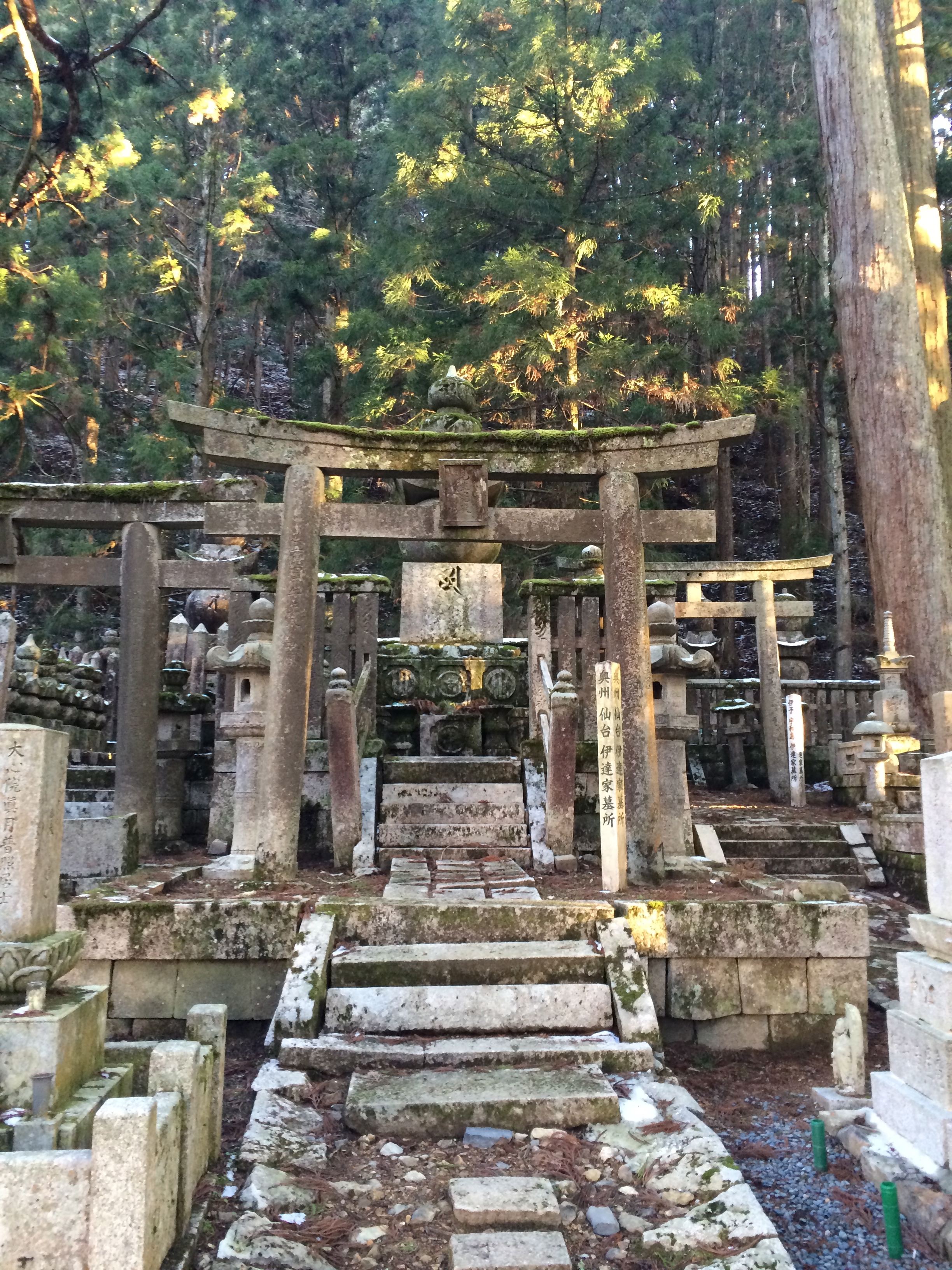 ZoomVacationsJapanKoyaGraveAlter.jpg