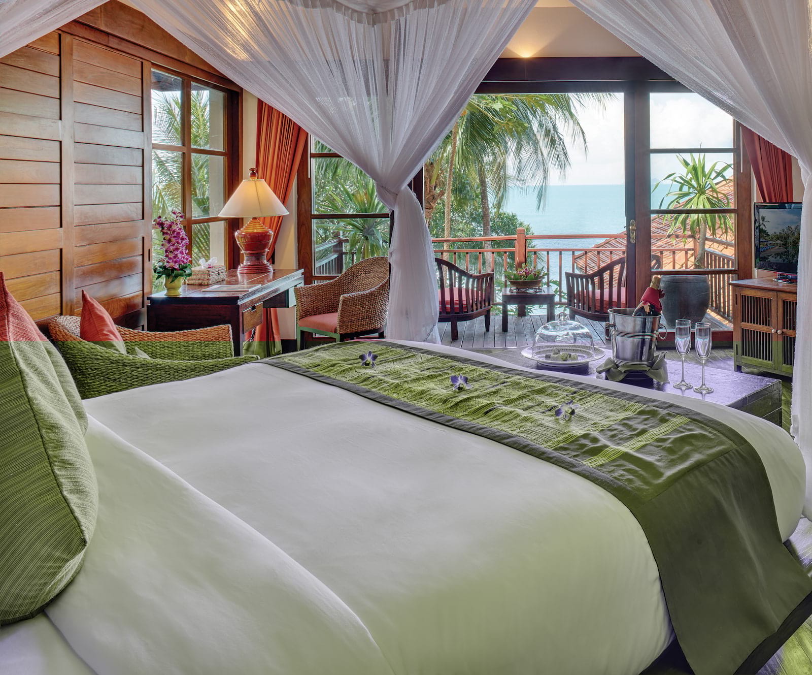 nap-acc-residence-oceanfront-bedroom02_1600x1329.jpg