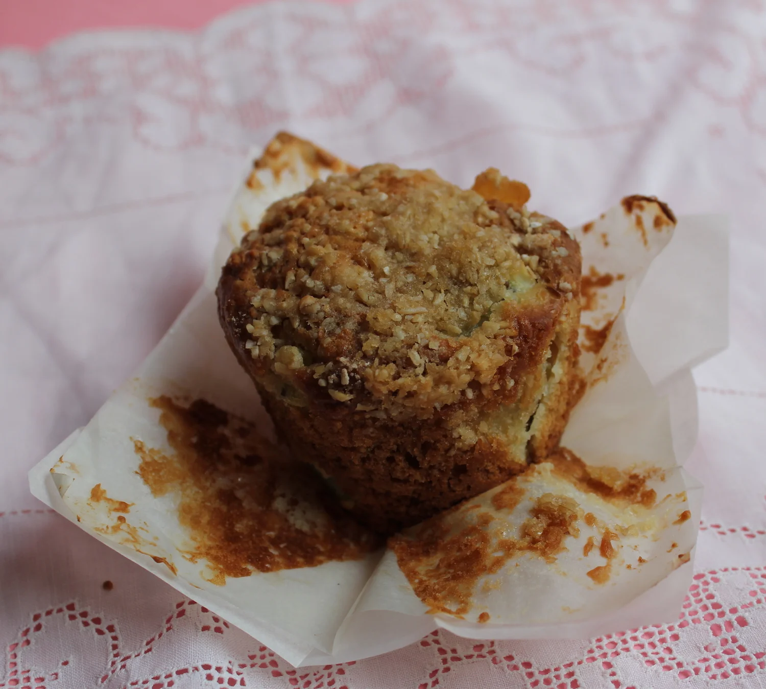  Oatmeal Muffins with Peaches, Kiwi and Ginger