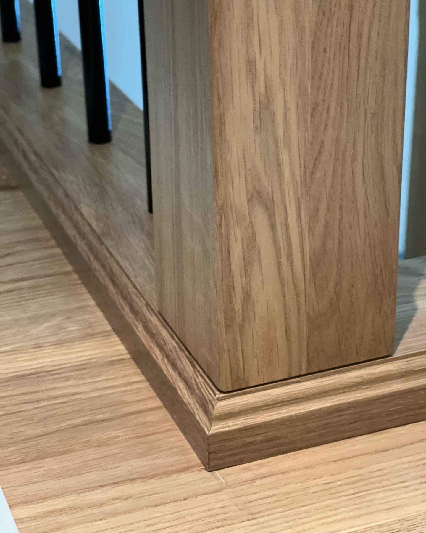Denna vecka monterar vi en fantastisk trappa d&auml;r kunden har varit med och p&aring;verkat allt in i den minsta detalj 🫶🤩. Det &auml;r profilerade underliggare, smides st&aring;ndare, profilerad stegvis med omfamning mm 👌😊
.
.
.
.
#dr&ouml;mtr