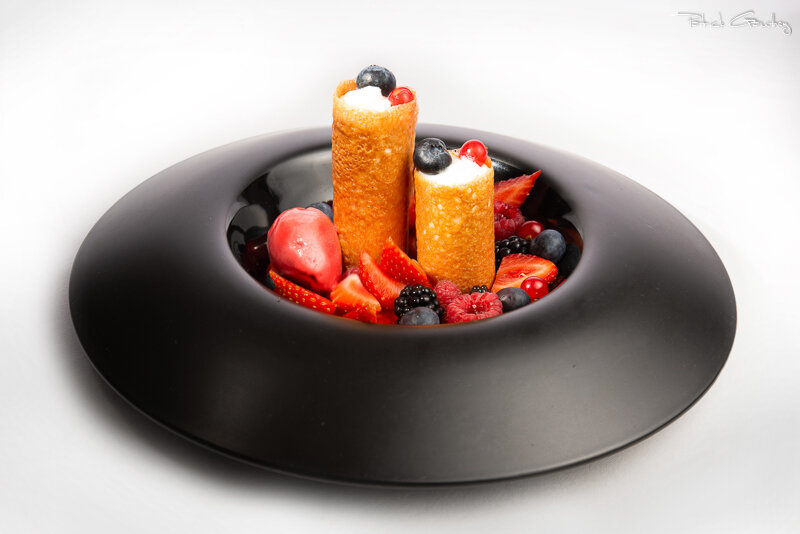 RESTAURANT - Le cheesecake aéré au siphon -tuile en cylindre goût fraise - fruits rouges du moment sorbet framboise et hibiscus.jpg
