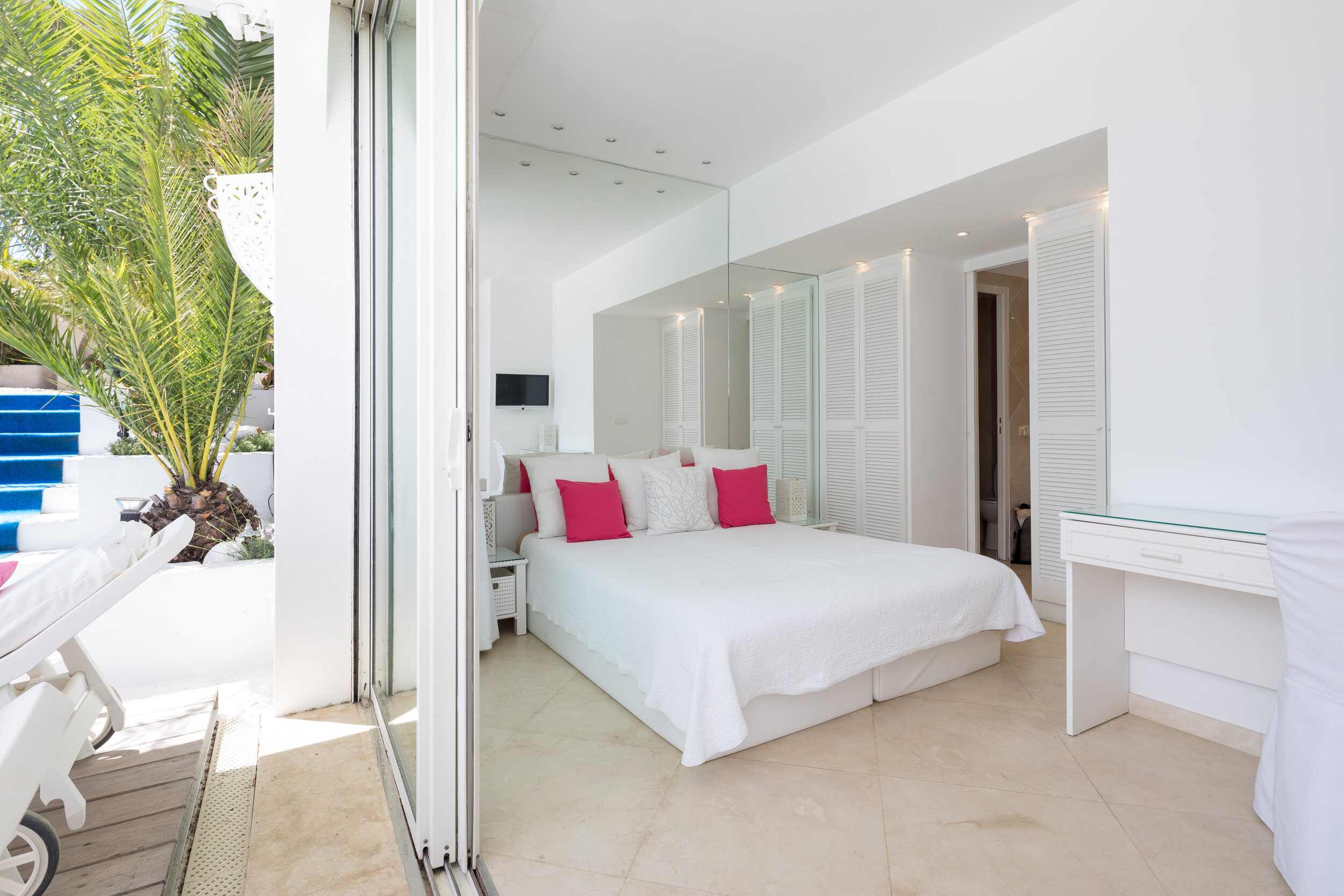 Cap-villas-Garoupe-Beach-Bedroom.jpg