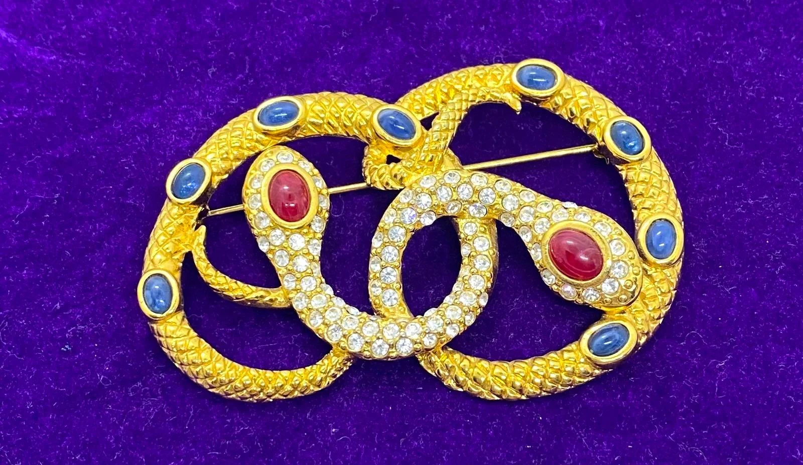 The Queen Bee in Beausoleil Hosts Vintage Rocks Autumn Sale