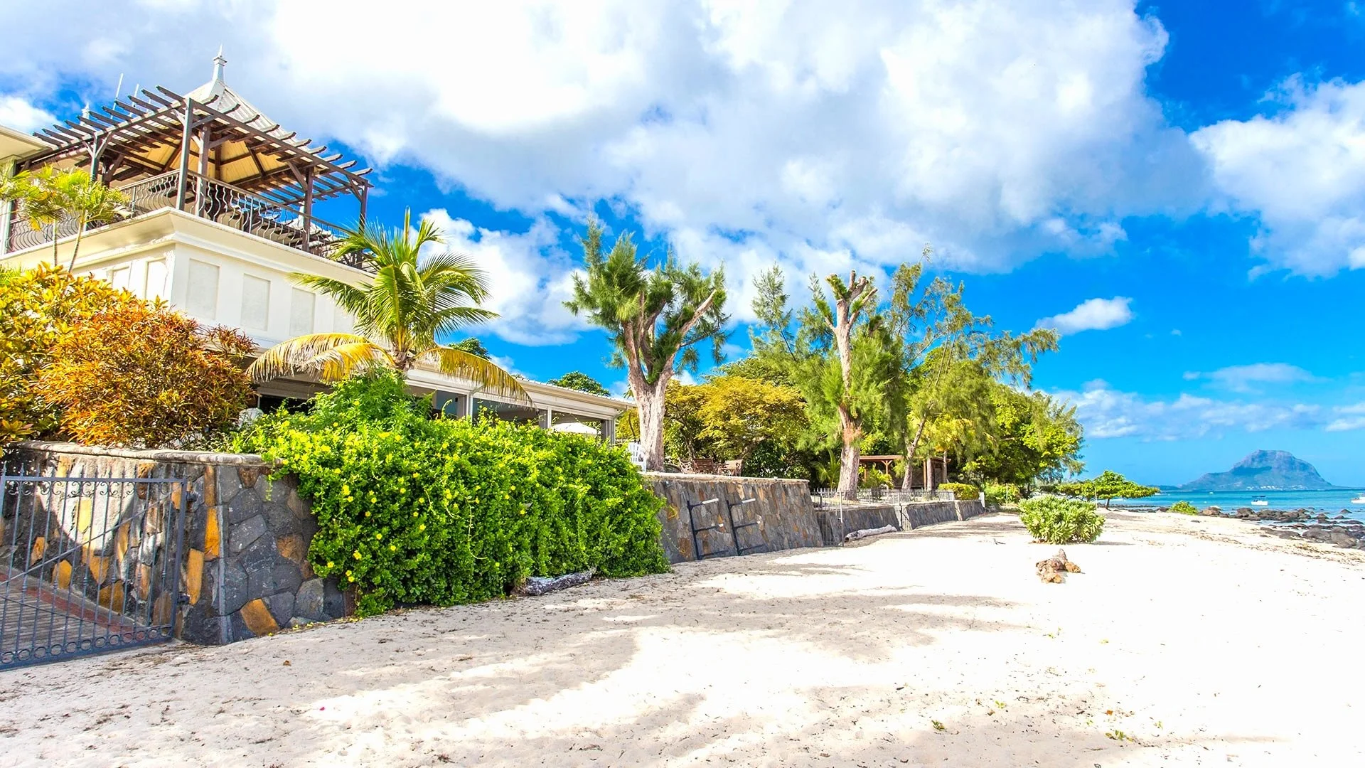 ☀️ Trending Partner Article: Villa Tamarin in Rivi&egrave;re Noire - Where the Mountains Meet the Sea
 
Read more online at our digital magazine:
https://www.clubvivanova.com/news-highlights/villa-tamarin-in-rivire-noire-where-the-mountains-meet-the-