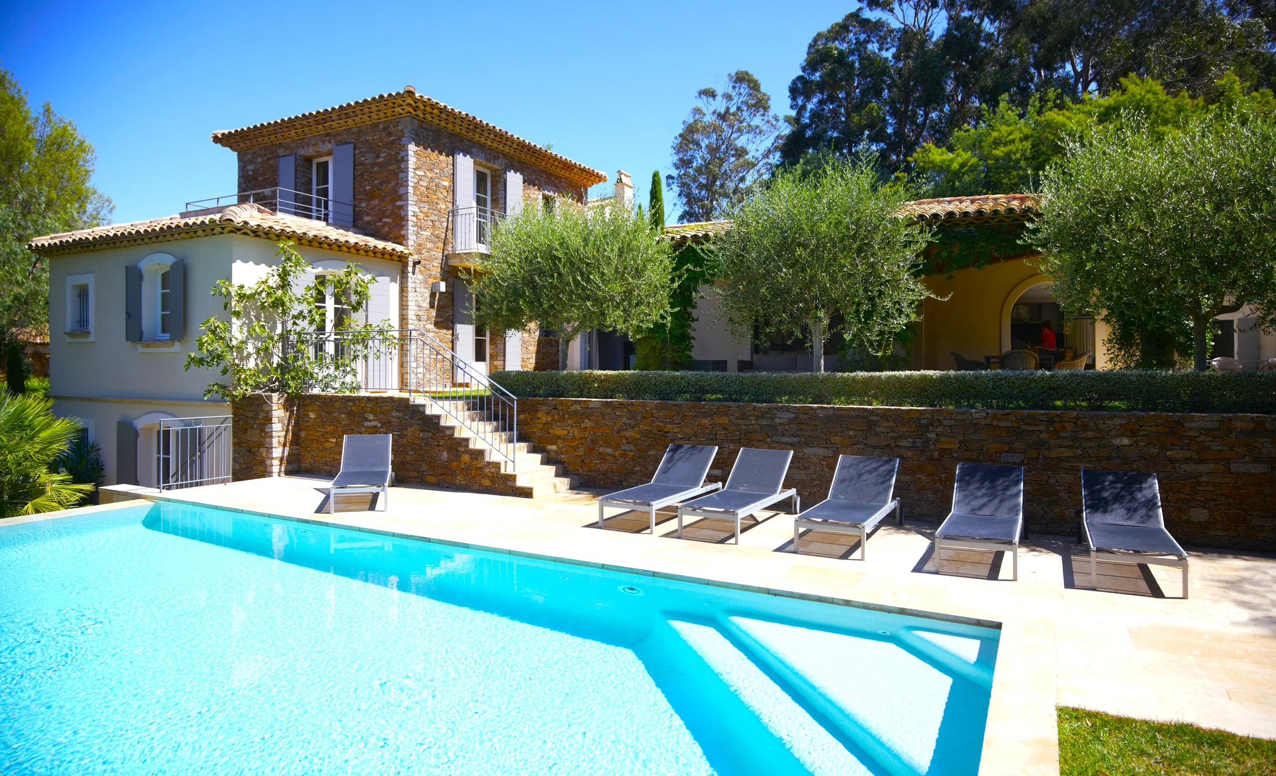 Vergeron Beach House: A Quiet Riviera Escape With Direct Access To The Sea