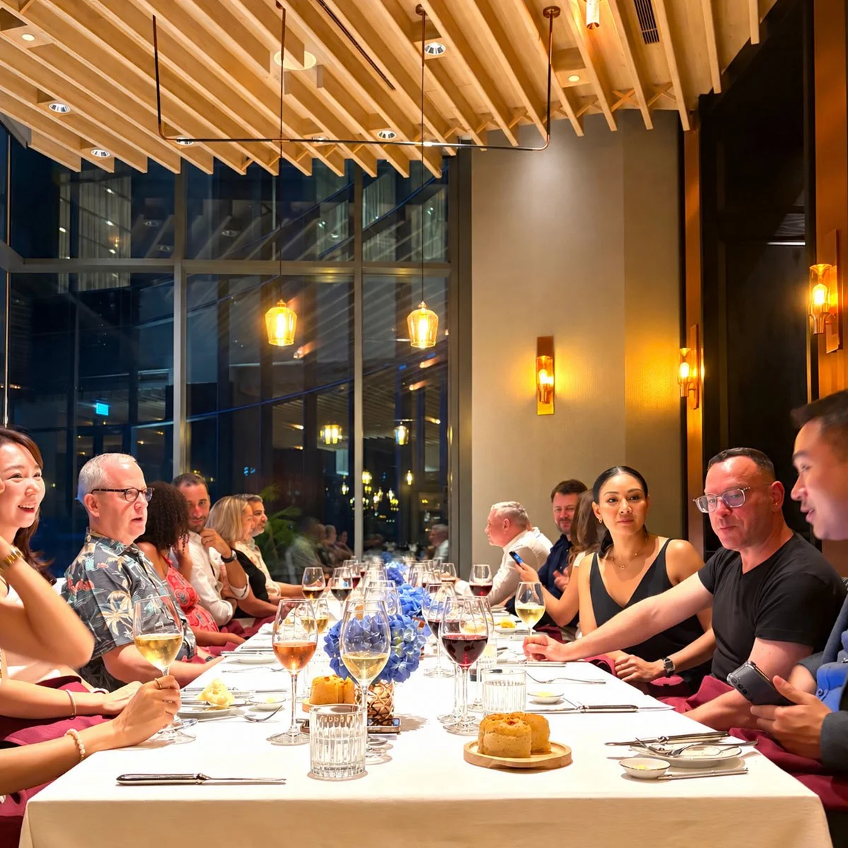 🍷 YOUR FIRST PRIVATE WINE TASTING? HERE'S EVERYTHING YOU NEED TO KNOW.

You don't need to be a wine expert to appreciate great wine. You just need to know where to begin.

What should you expect at a private wine tasting? How do you recognise aromas