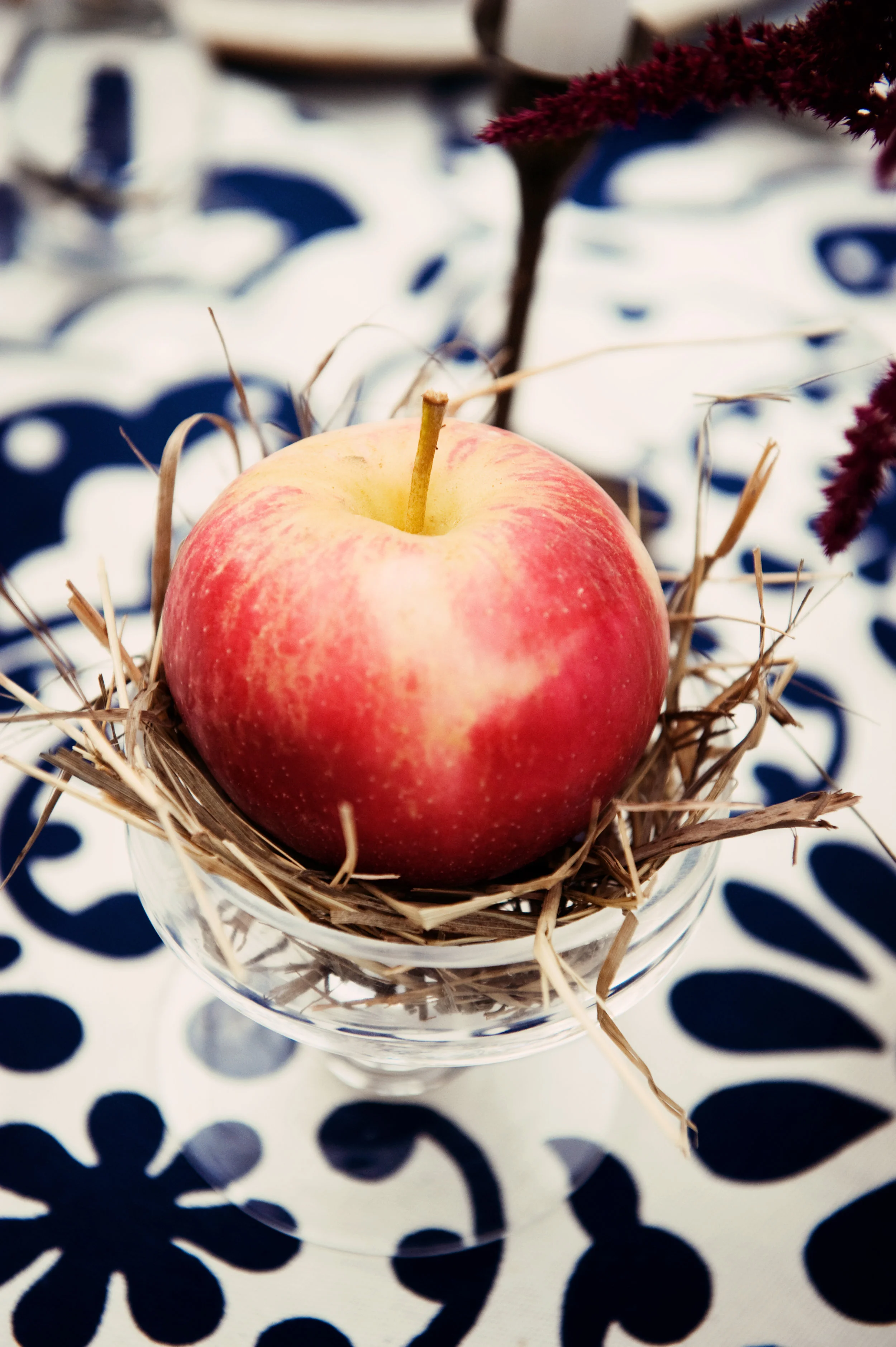  Fresh fruit, such as these apples, can be just as glorious on a table as flowers. 