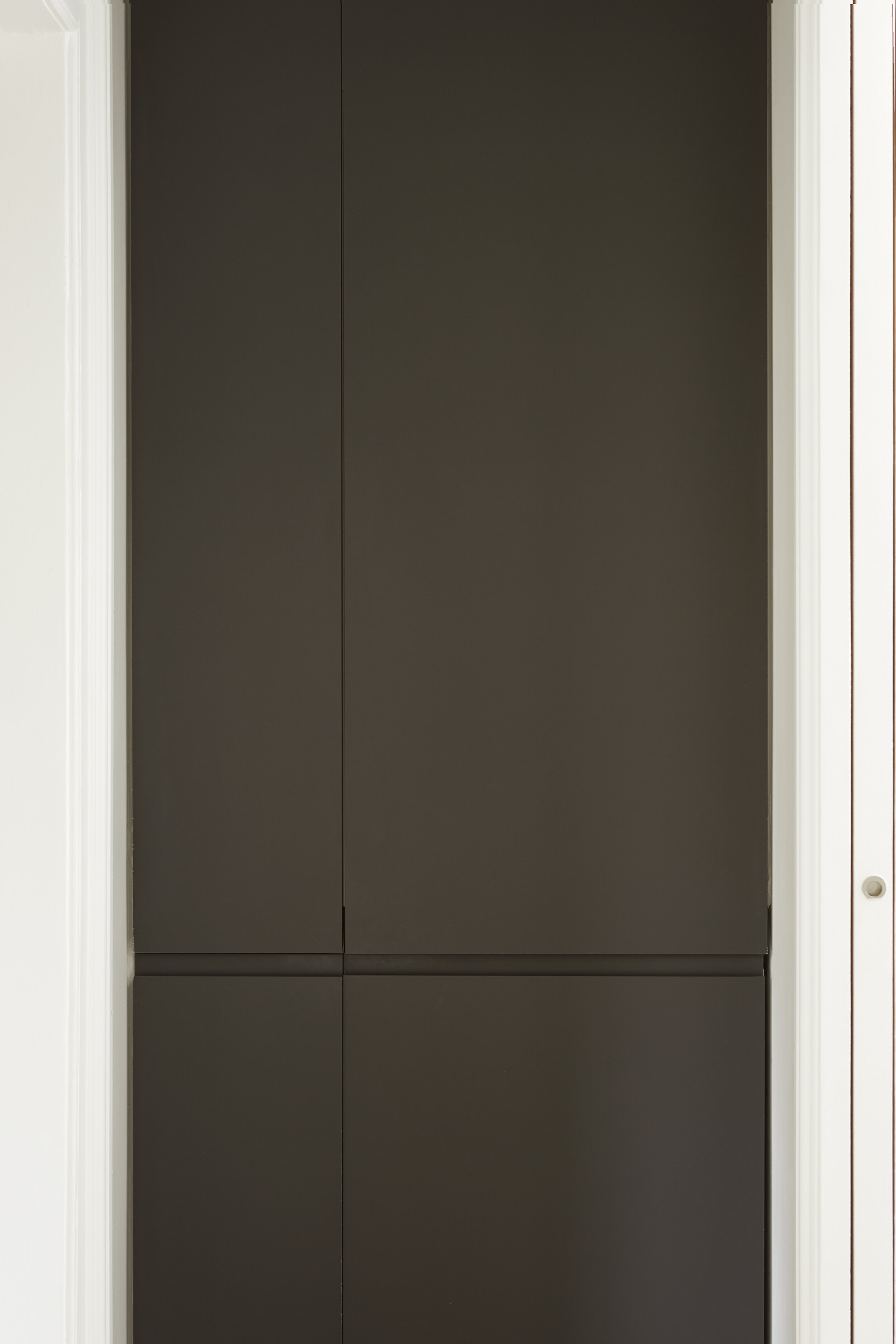It was important to create maximum functionality and provide practical storage without compromising the design. We have provided extra storage by incorporating part of the hallway into the kitchen where’ve we put the fridge-freezer, washer/dryer and