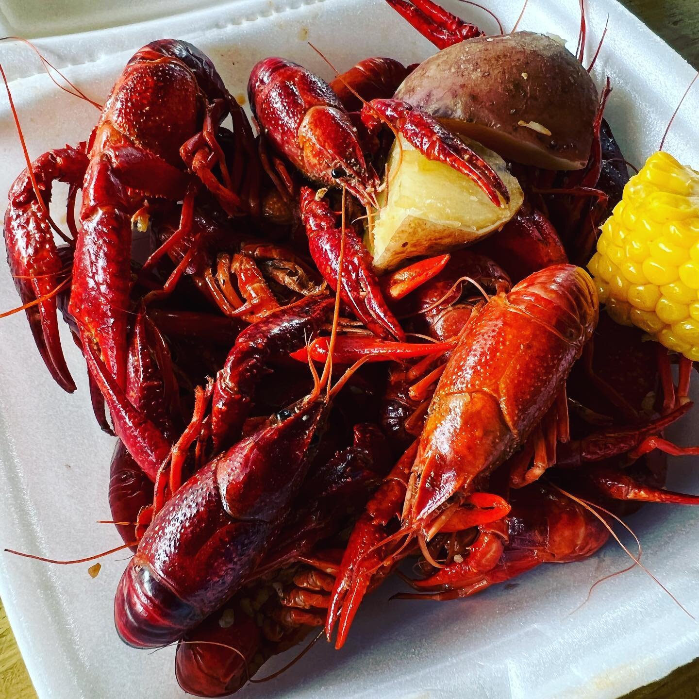 First time getting crawfish this 2022 season and the all-you-can-eat party from @crawfish2geaux and @turkeyd.a.m did not disappoint! Hot, spicy, &amp; tasty tails, bumpin music and great weather made for a fantastic afternoon outing. After sucking th