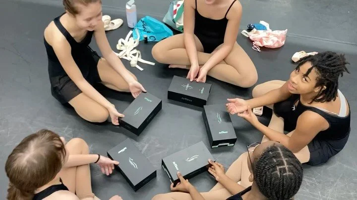Earned their pointe shoes!
Thank you @onstagedancewearny @sodancausa 🩷
*
#pointeshoes #veganpointeshoes #elektra #alegria #balletclass #ballet #kensington #brooklyn #kwt #parkslope #flatbush #crownheights #canarsie #plg #ditmaspark #brooklynfamilies