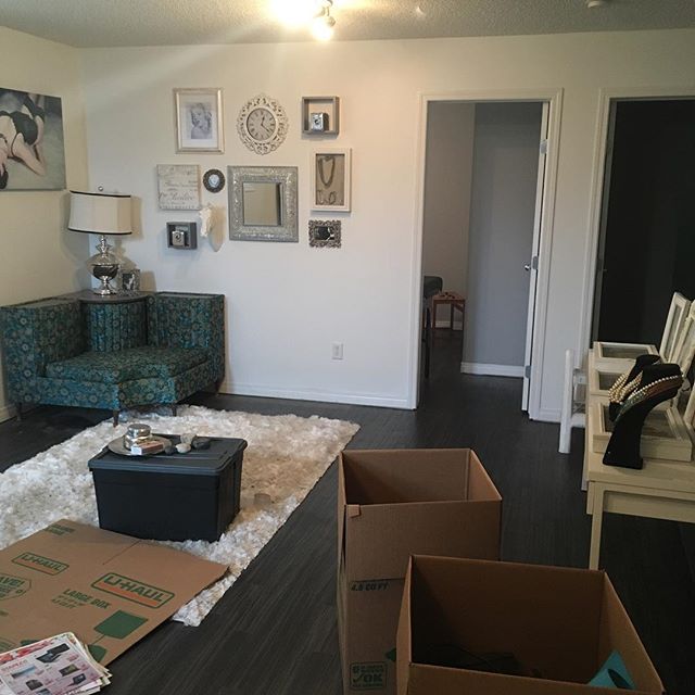 Finished my last shoot in the boudoir studio today and now it's packing time! Less than a week to go until this space becomes something else. 
So many amazing shoots, amazing clients! Thank you Edmonton ladies for showing me your beauty!
#moving #end