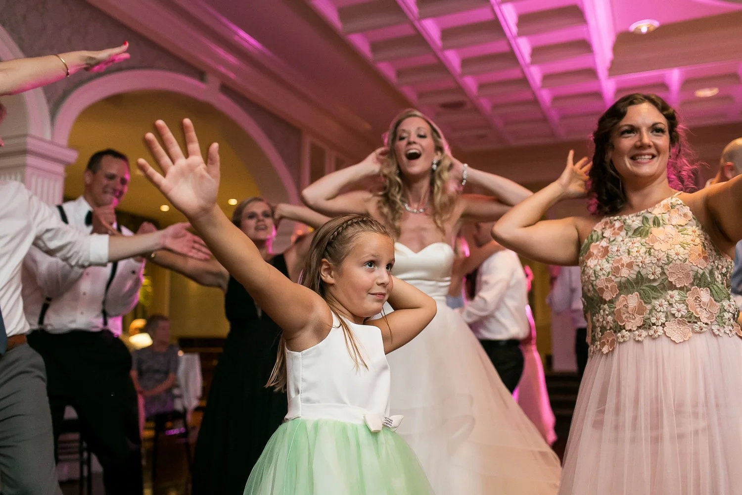 WED-Highlights-032-Packed-wedding-dance-floor.JPG