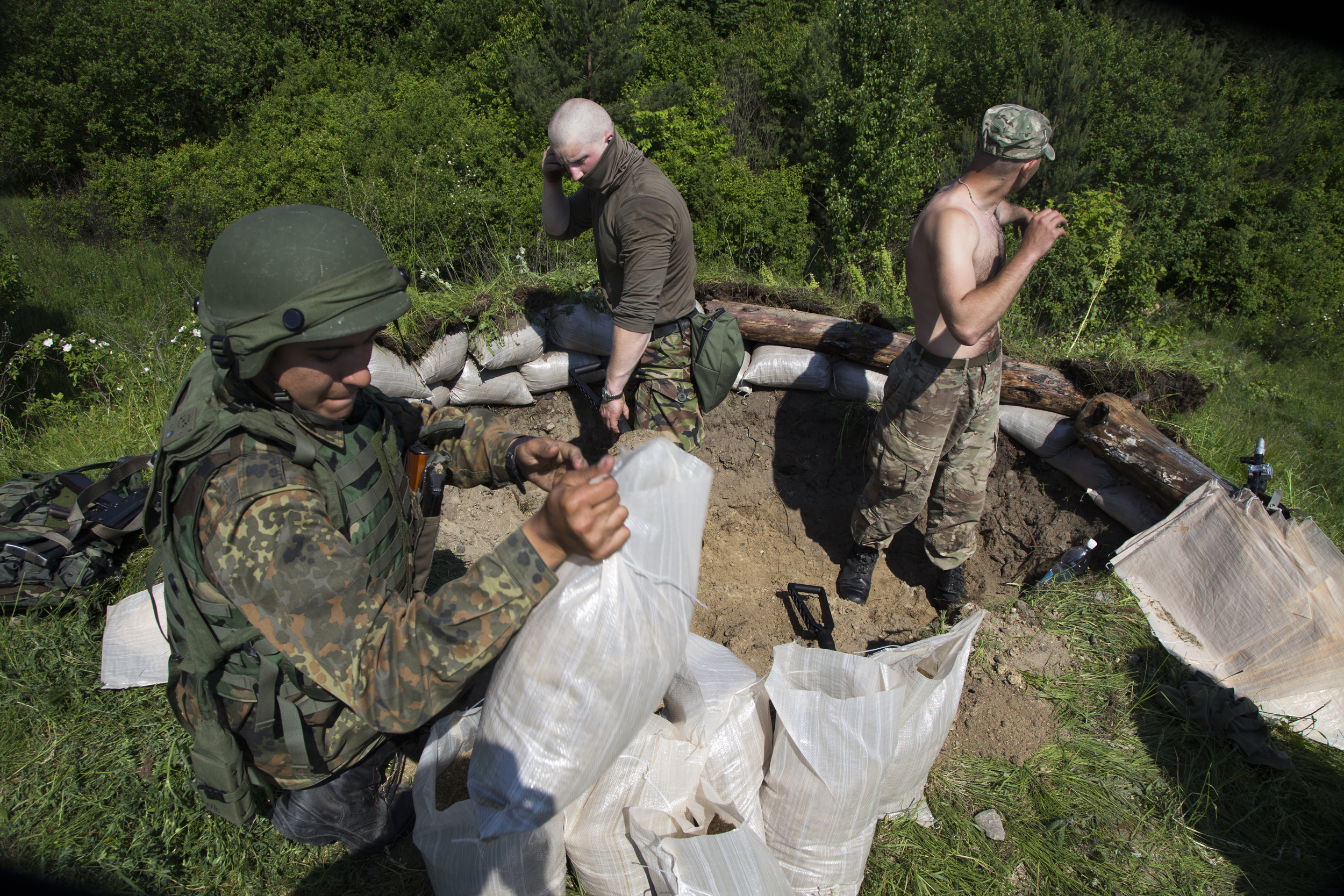  Ukrainian soldiers dig a fighting position during a 48-hour "war games" exercise versus members of the U.S.'s 173rd Airborne at a military base outside of Lviv, Ukraine.&nbsp; 