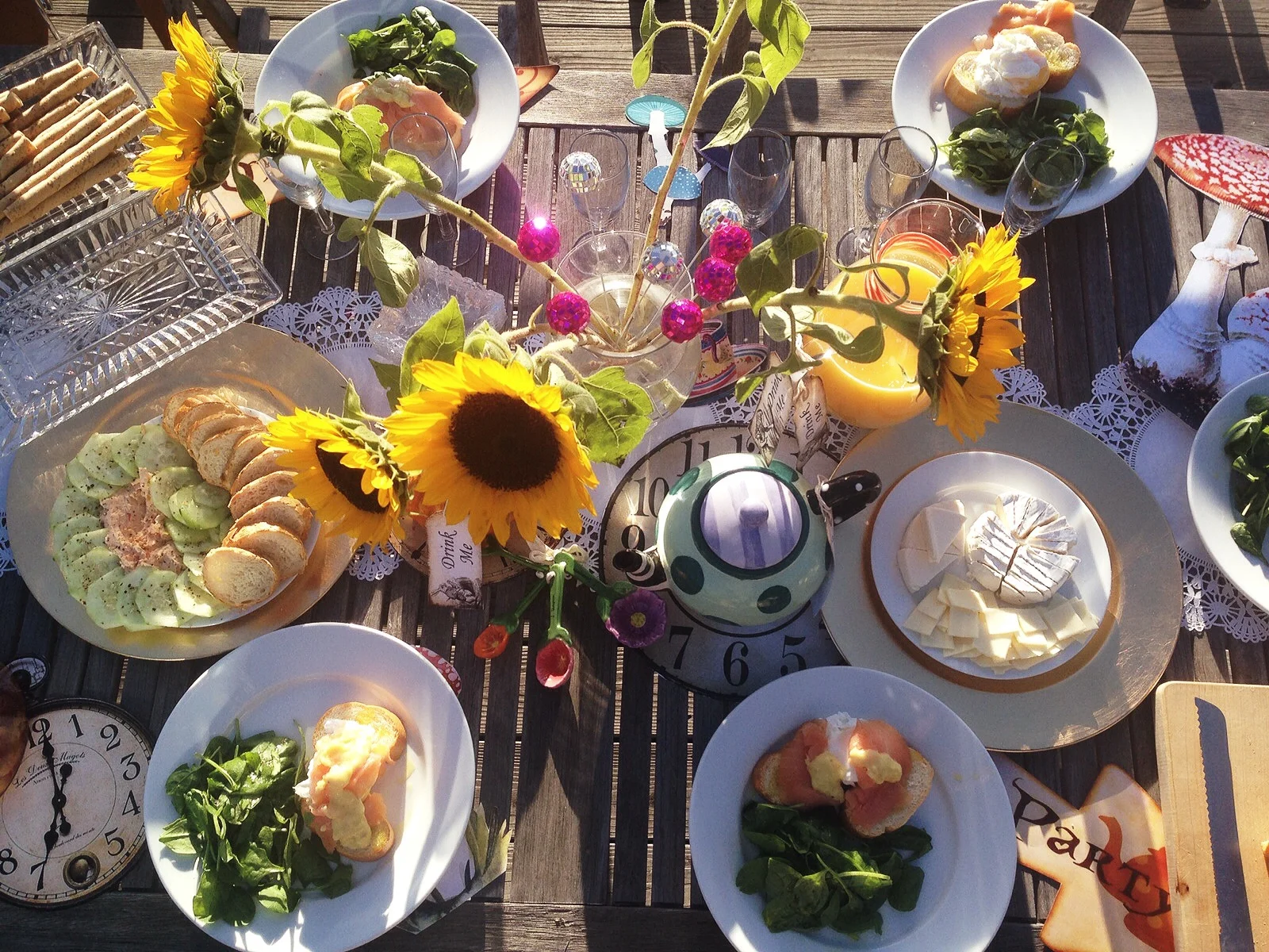 AN ALICE AFFAIR.&nbsp;Complete with Wonderland's infamous White Rabbit clocks,&nbsp; Drink Me &nbsp;potions, Mad Hatters, and the Queen of Hearts' crew of cards, this afternoon tea time rendezvous was designed and laid out by Brittany Diaz. 