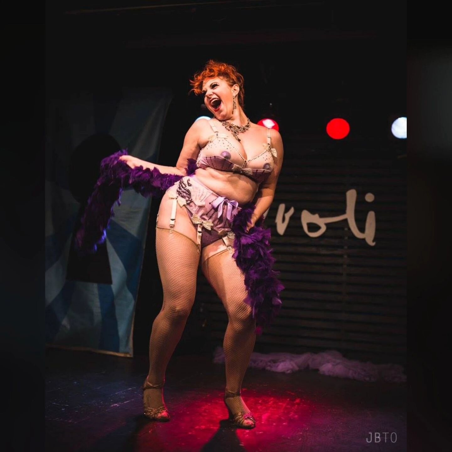 One week until @ava.lure and I host our Burlesque Workshop Day! 🎉🎉🎉

There are still some spots left, so if you have been wanting to try out burlesque or work with either of us, this is a wonderful opportunity to do so! 💕💕💕

Swipe ➡️ for all th