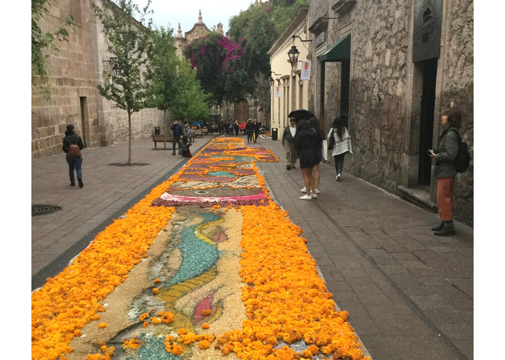 flores de dia de muertos en Morelia