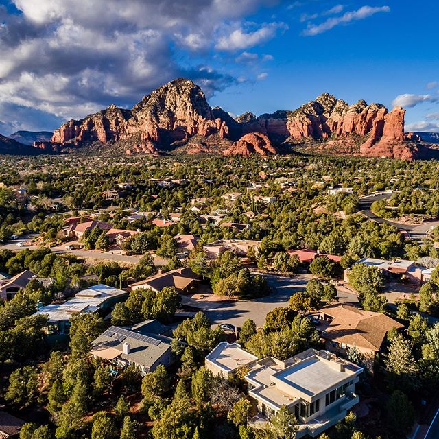 Nestled among the red rock mountains of Sedona this vacation rental sits on a private culdesac 🙌🏡📸🎥⛰
📍 &ldquo;Sedona Sunrise&rdquo;
🔶
arizonalistingmedia.com
Photography 📷
Video 🎥
Drone Aerials 🛰
Virtual Walkthroughs 🕹
🔶
#arizonalistingmed