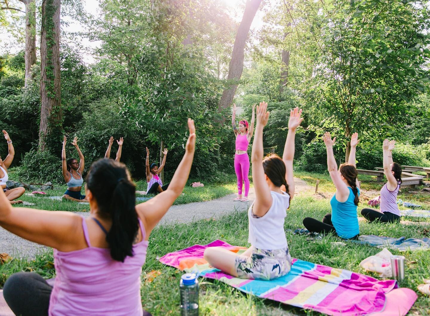 Fall weather is finally hitting us on Virginia&rsquo;s coast and it 👏🏻is👏🏻the👏🏻best👏🏻. Know what else is the best? Yoga. Specifically with @lianpinkyogini. Those of you in the Hampton roads area need to go to one of her classes. I&rsquo;ve at