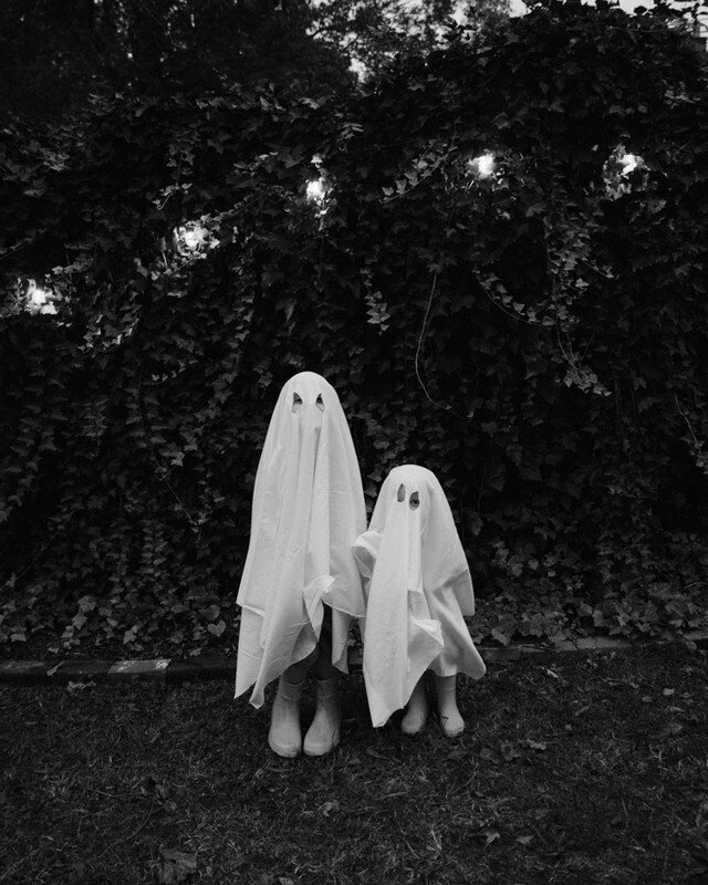 BOO! 👻

Omg, you guys, I cannot tell you HOW DAG-ON EXCITED I am about ghost mini sessions. They're happening on October 1! Can you think of a better way to start October+Spooky season than with little people dressed as ghosts?!? I literally cannot.