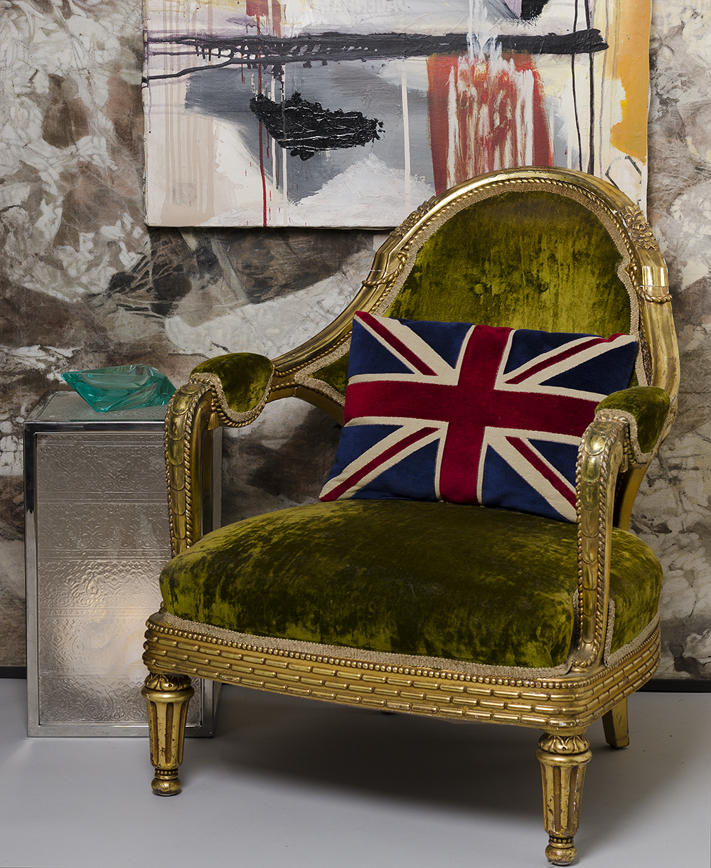 Here I have put some of my favourite pieces together, an antique gilded chair, painting brought over from England and a crystal side table made by Toronto glass sculptor Pierre Bouchard.