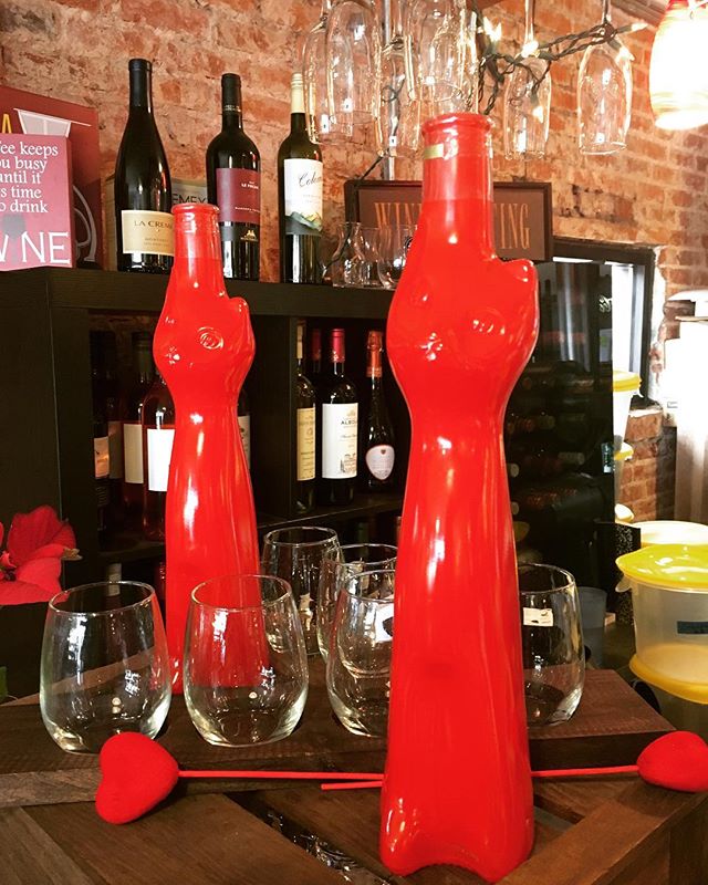 Know any cat lovers? Need a last minute Valentines gift? Love wine?? These amazing German Riesling cat bottles came in just in time!!! Come snatch one before they are all gone! Wine flight night tonight as well, see you soon! #catwine #sweetwine #win