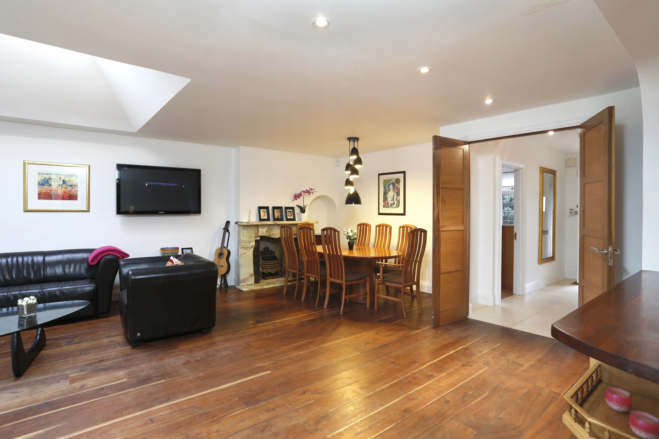 Coombe Lane 241 - Recep din hall.jpg