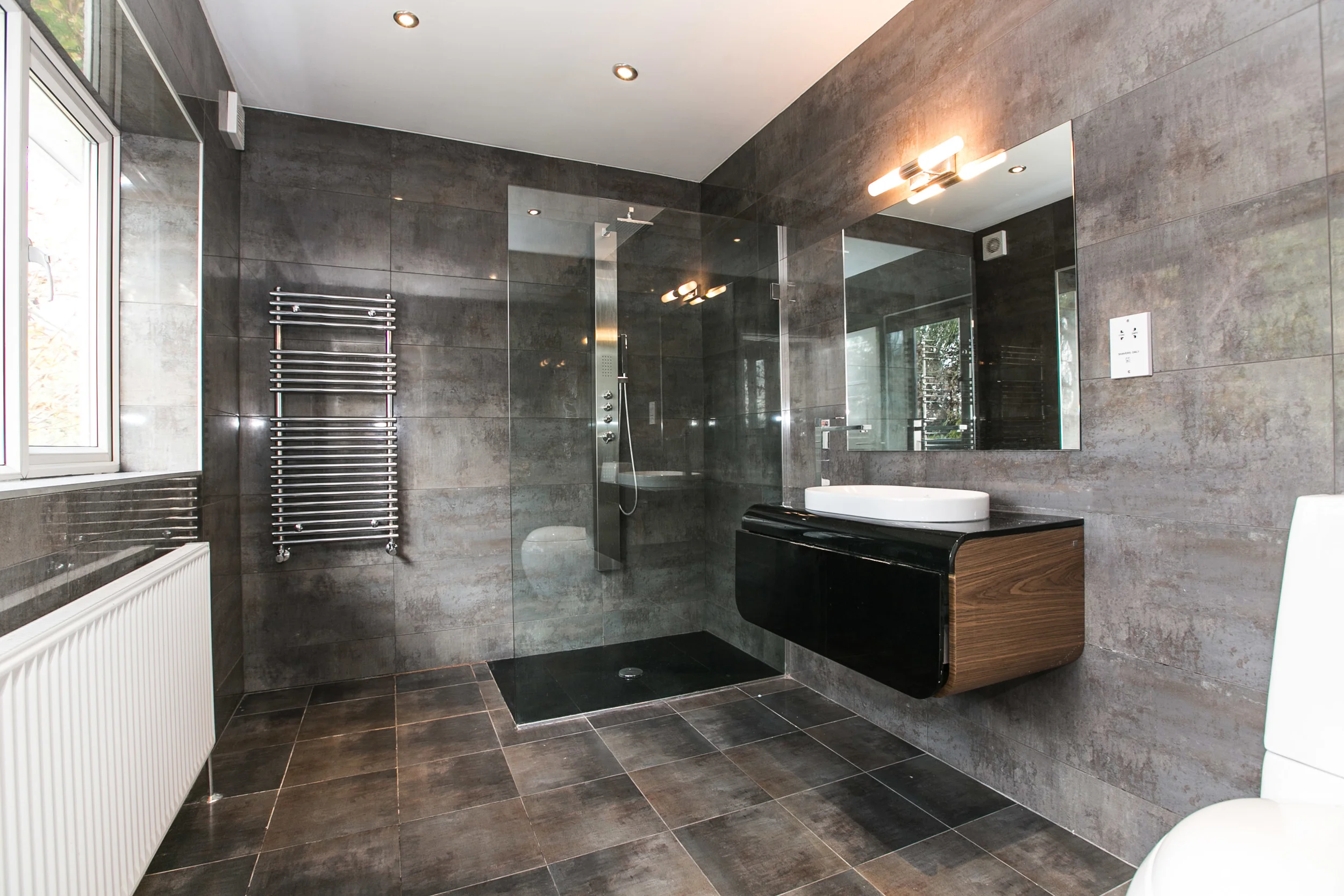 MASTER EN-SUITE.jpg