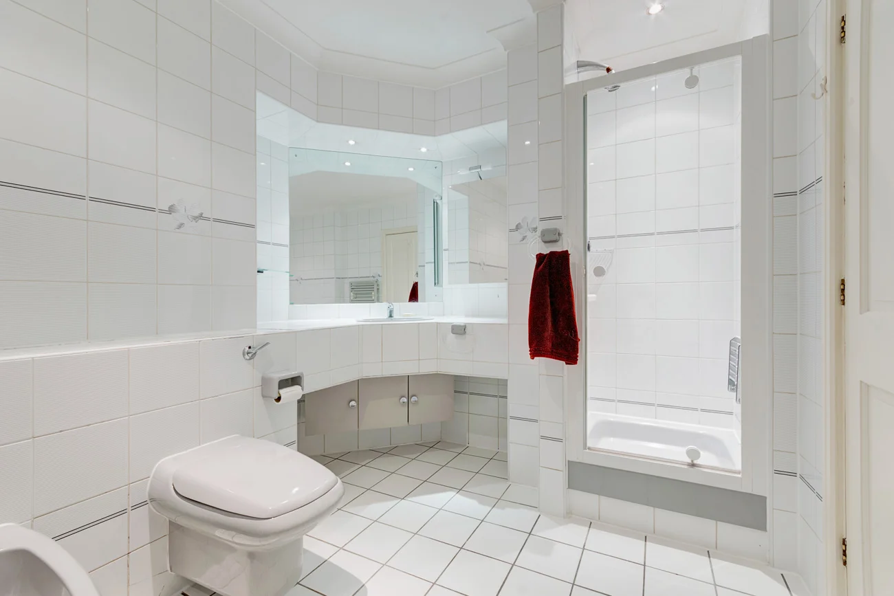 Bathroom1_2.jpg
