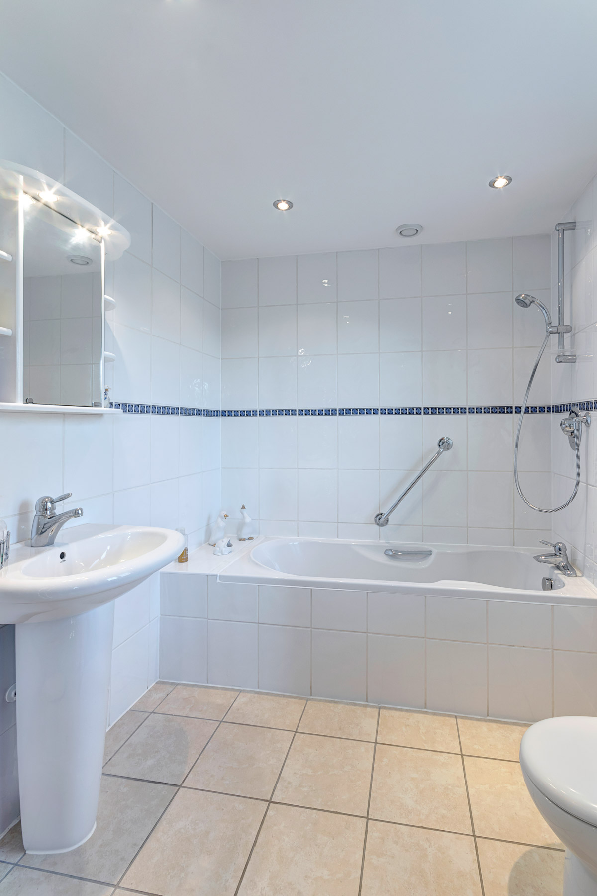 bedroom3_bath.jpg