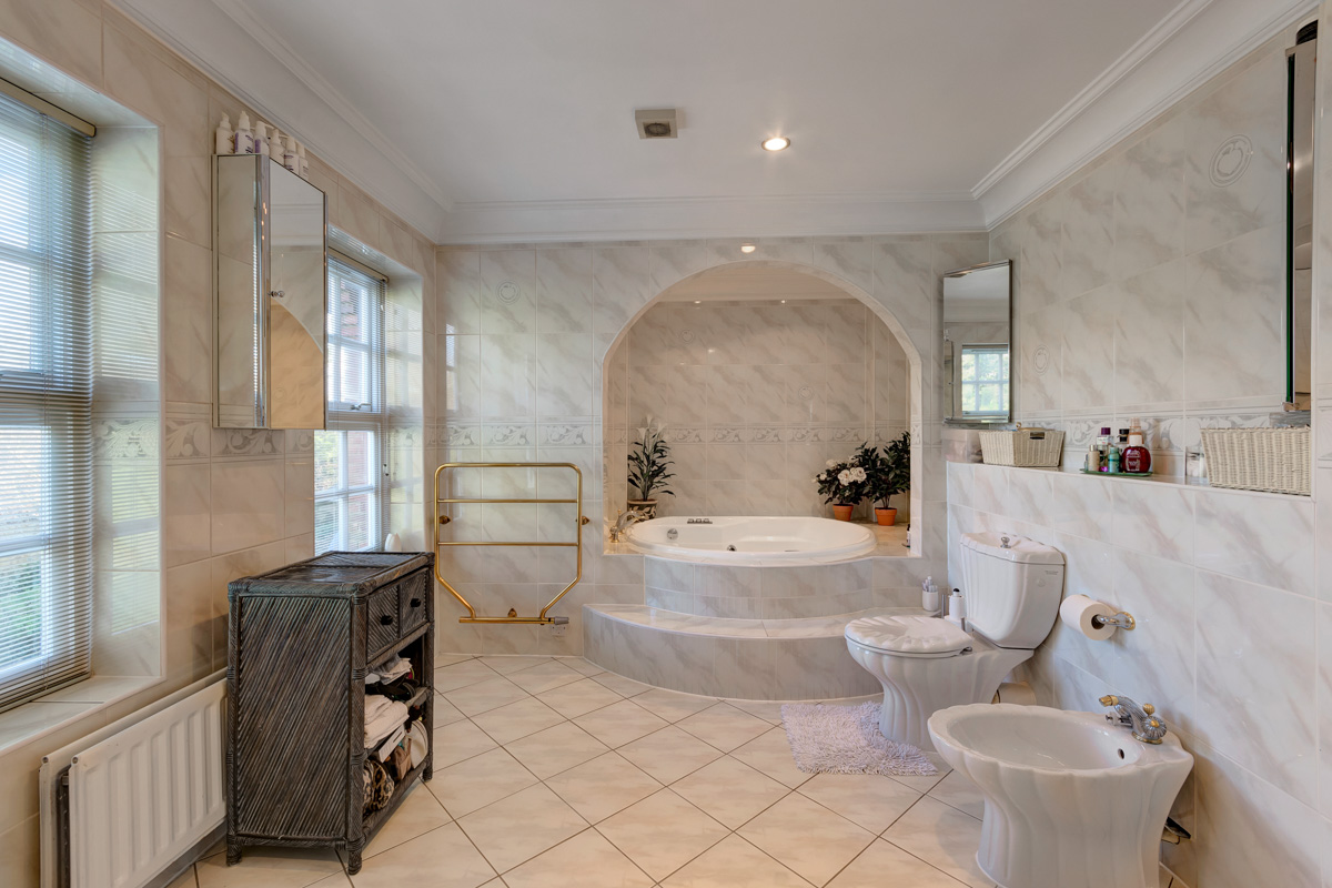 master ensuite bath.jpg