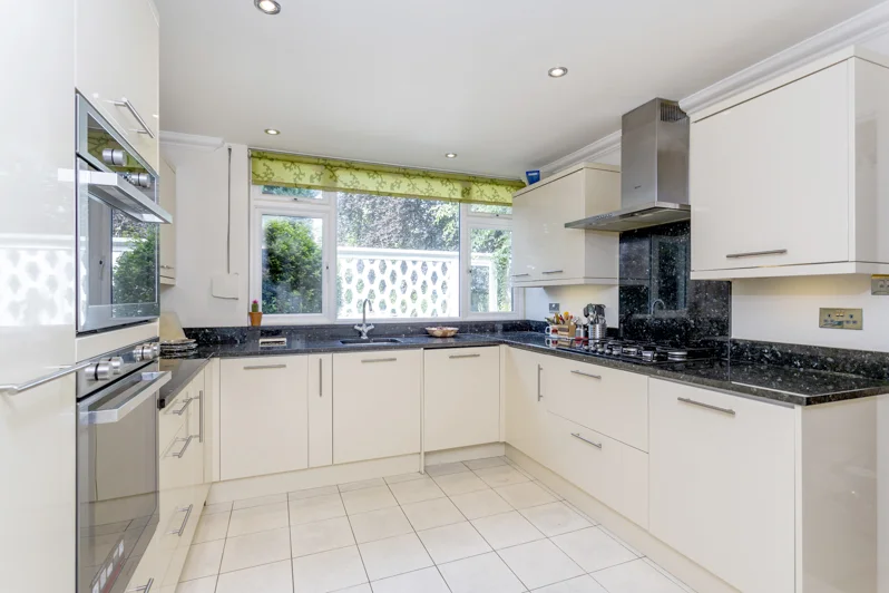 Astor Close 10 - kit-2.jpg