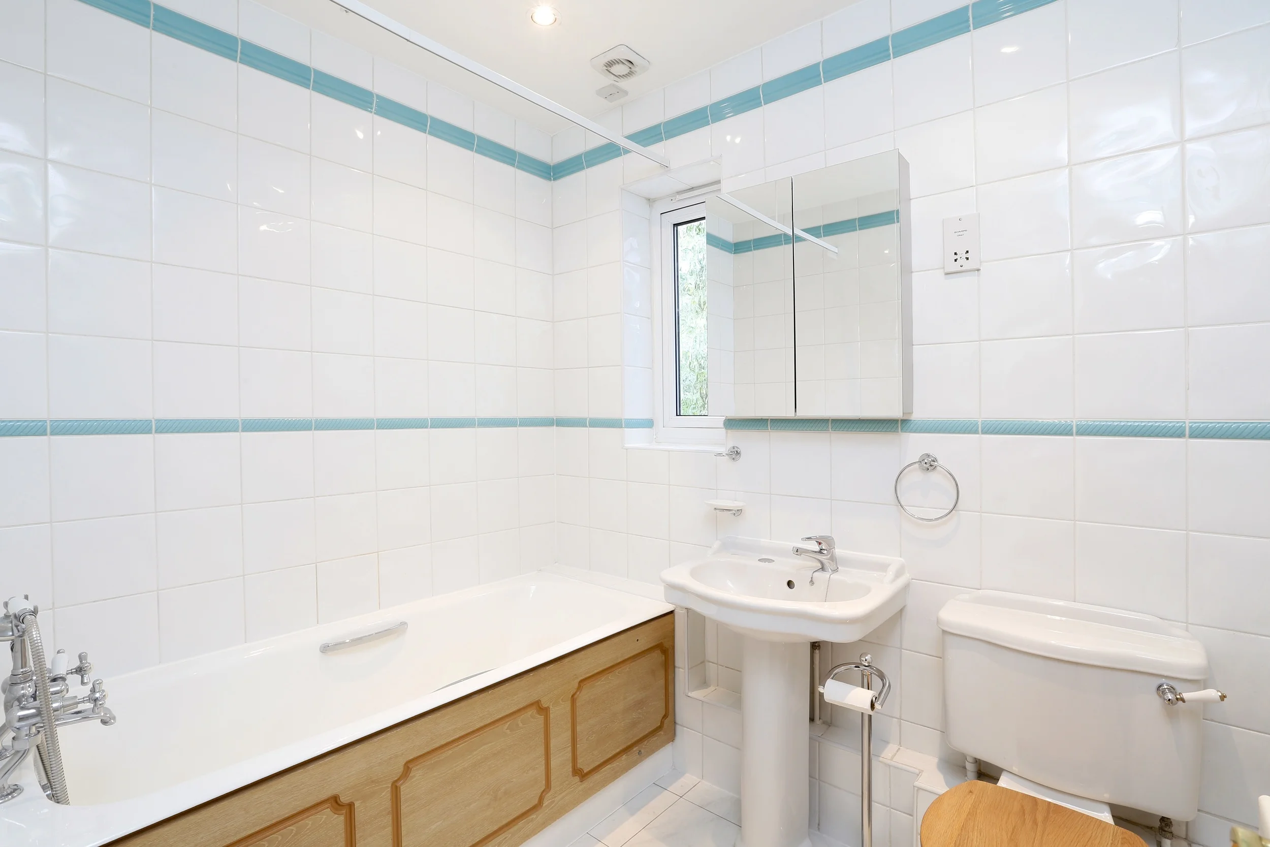 Devey Close 12 - Bath2.jpg