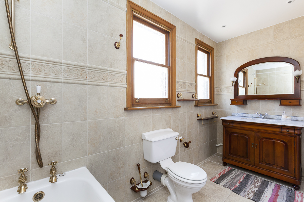 Alric Avenue 31 bath-4.jpg