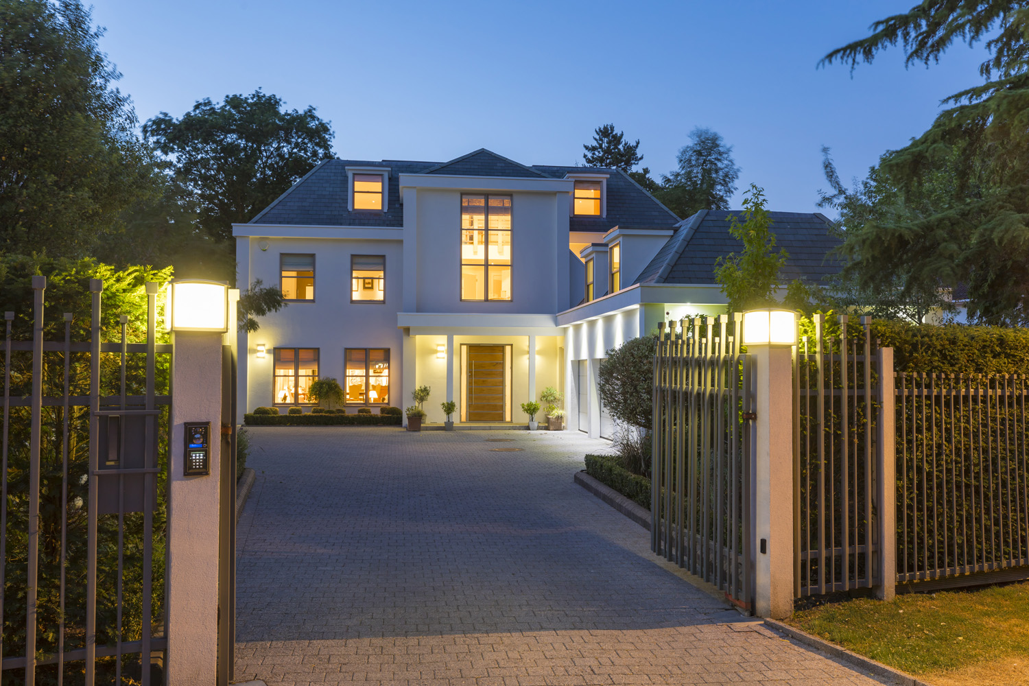 8-Coombe-Ridings,-KT2-7JT-DUSK-14.jpg