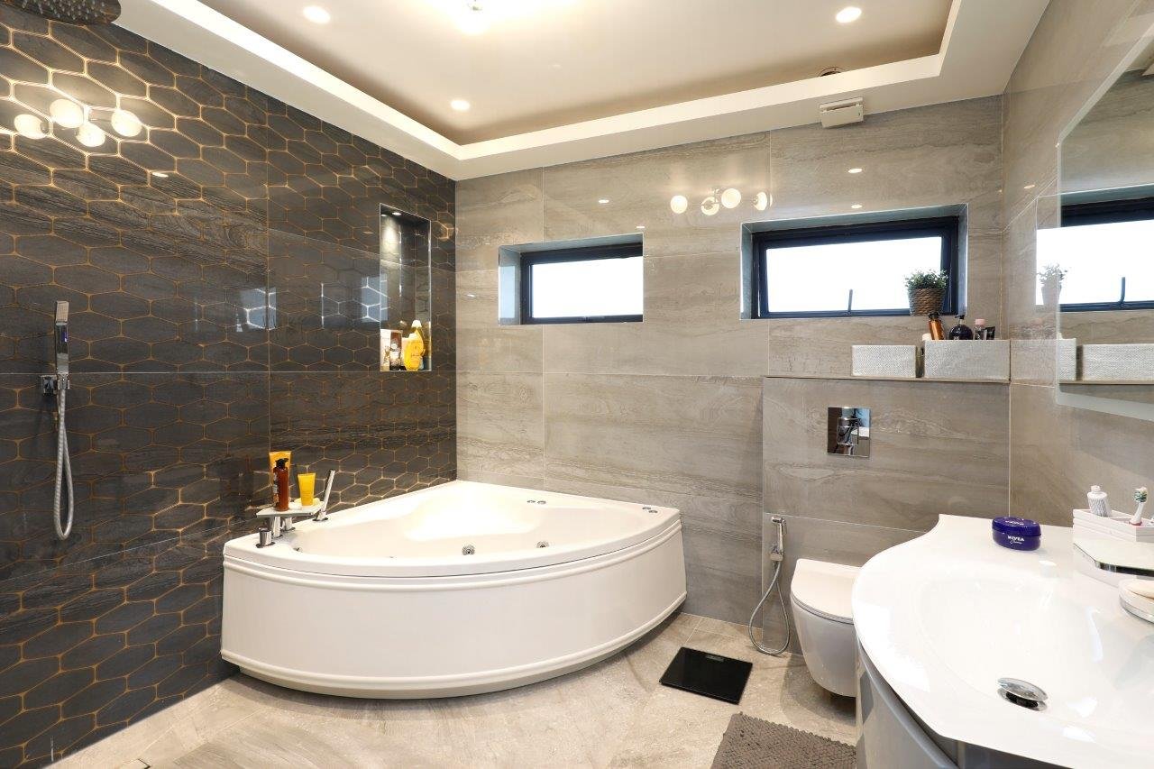 Robin Hood Lane 91 - Main Bath.jpg