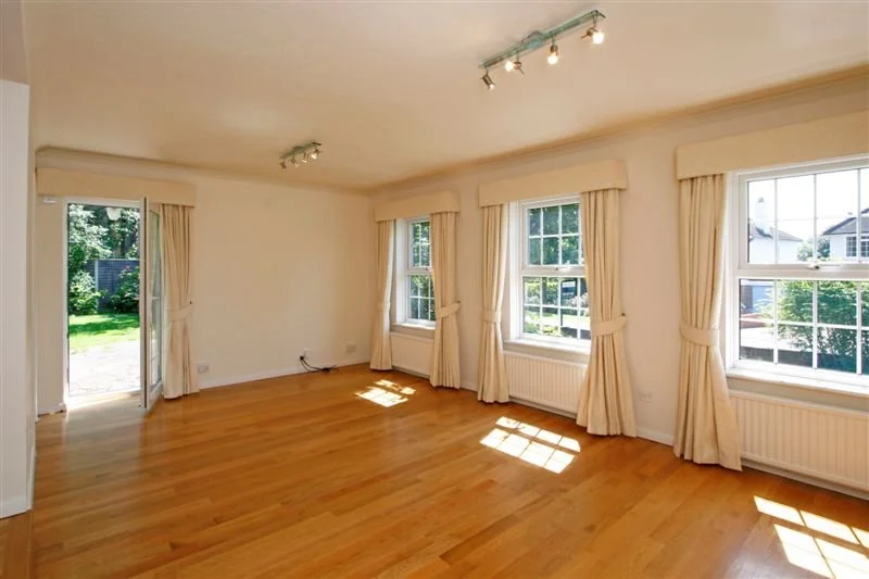 Burleigh Ave 26 - recep.jpg