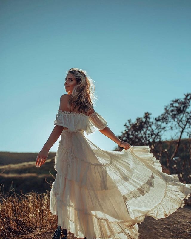 Sunny days with some of my favorites 🤍 ready for more days like this one. .
.
.
Photo @kittylouu 
Model @carlyrosemusic 
Styling @jessiecampness 
HMU #katamakeup