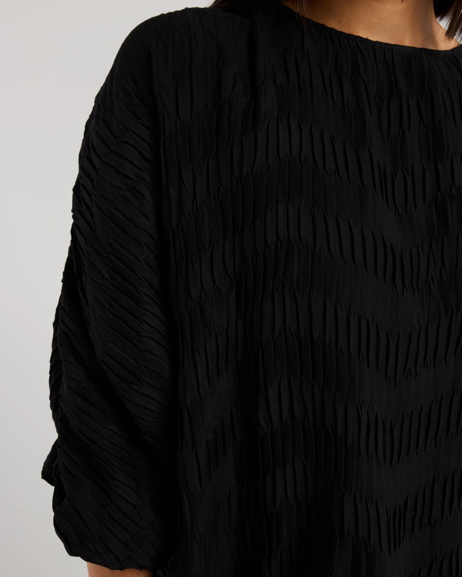 EA1006B Aura Top Noir Pleat (9).jpg