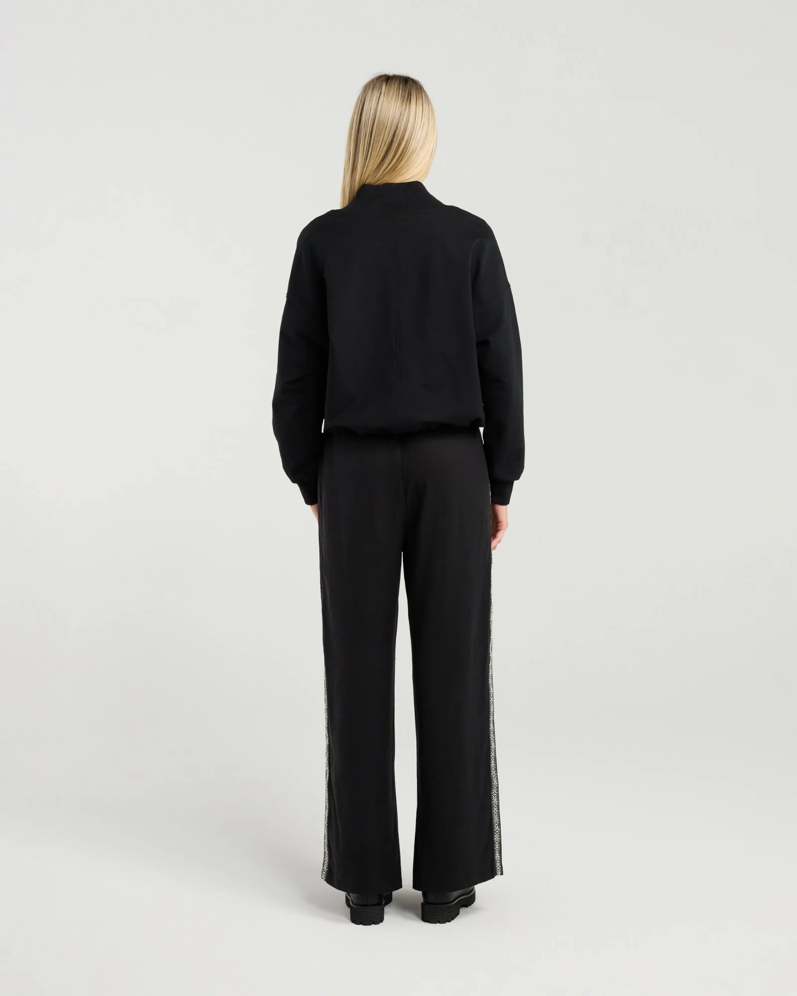 EA1049B Juno Wrap Black (7).jpg