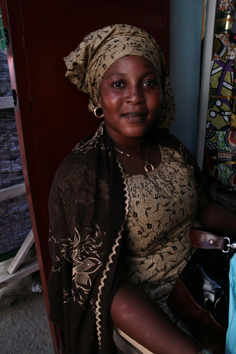 MakolaLady1Clothweb.jpg