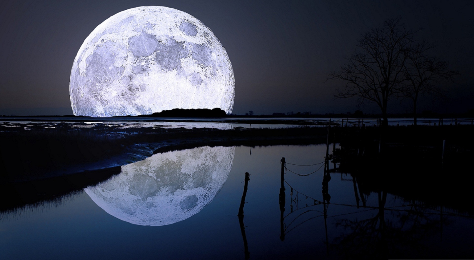 Moon on Isle Royal. Seriously, the moon actually sits on Isle Royal.