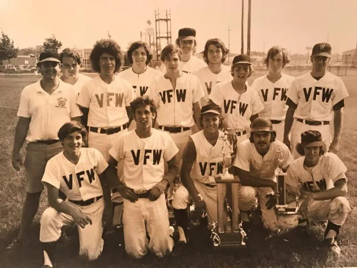 I COULDN’T FIND A PHOTO OF ROBIN (I WILL) BUT HERE’S ONE OF YOURS TRULY. GOOD LUCK PICKING ME OUT OF THIS FINE LINEUP OF CHAMPIONS. ONE HINT: I’M NOT THE GUY LOOKING OVER COACH’S SHOULDER.