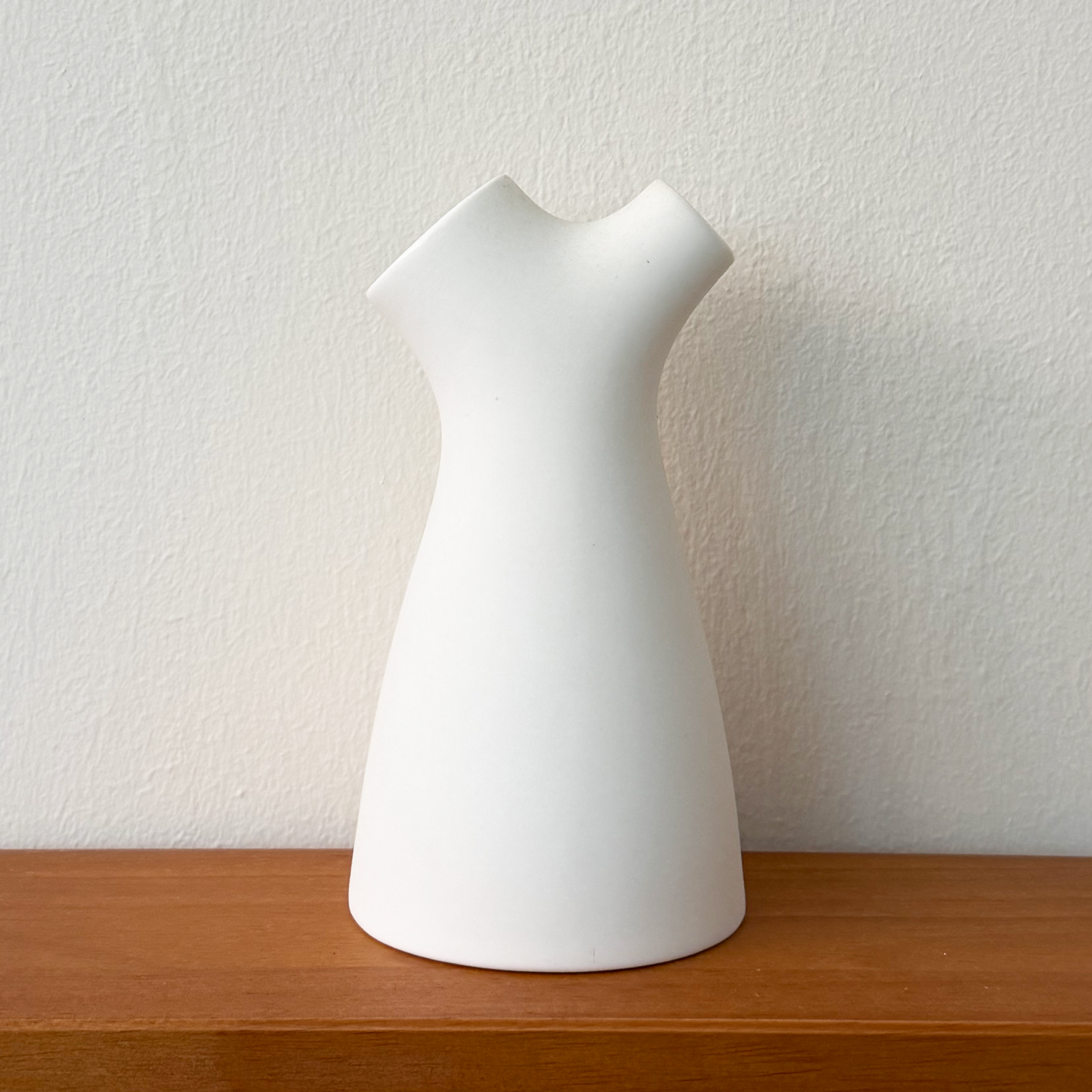 EC_Muuto Flow Jug_01.png