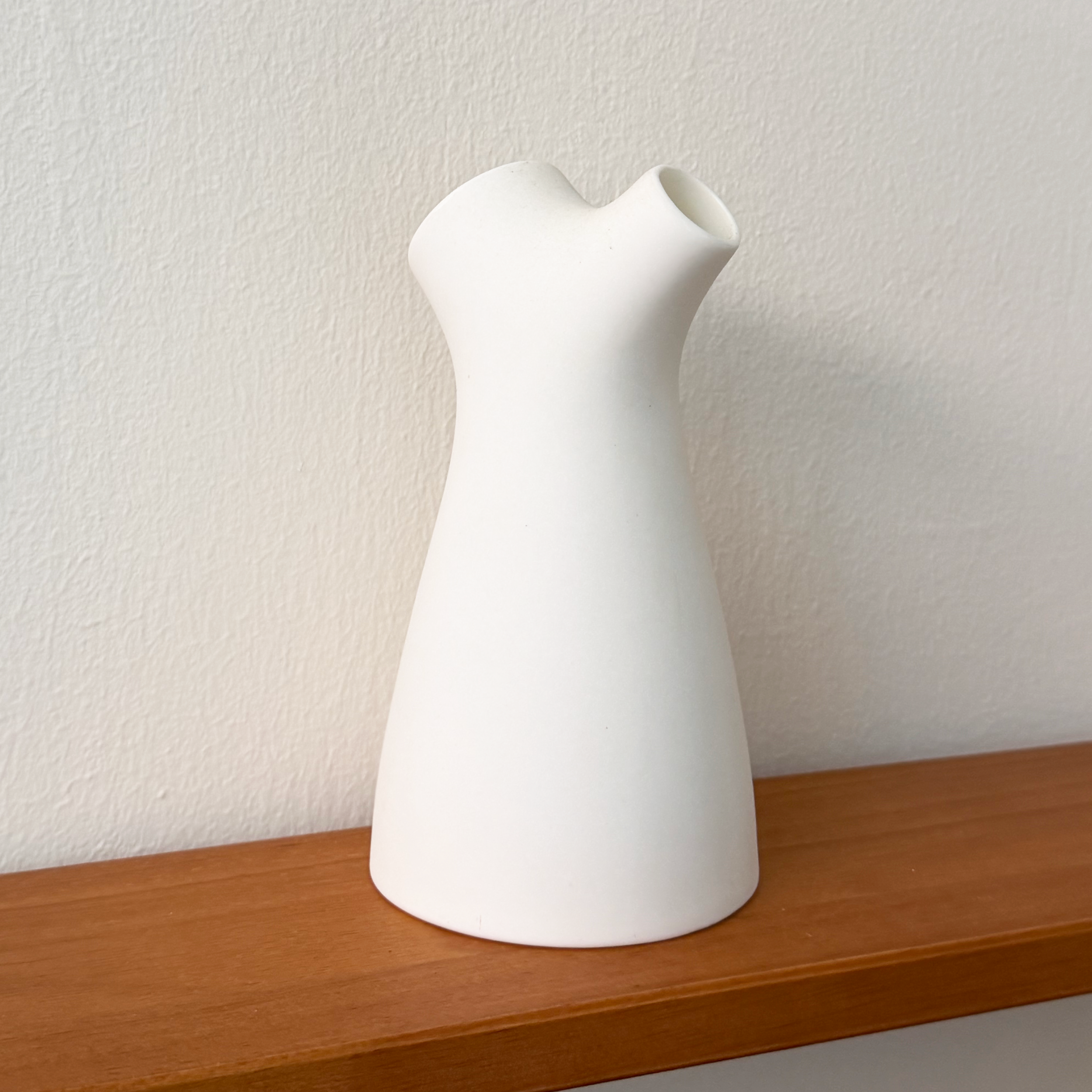 EC_Muuto Flow Jug_02.png