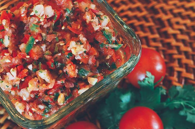 Overflowing with summer tomatoes? 🍅🍅Salsa to the rescue! My Garden Goddess Salsa is easy to throw together, fresh and full of flavor, perfect for August weekends 🌞Link in my bio ✌🏼🥕
.
.
.
#eats #food #healthyeats #instafood #healthylife #foodblo
