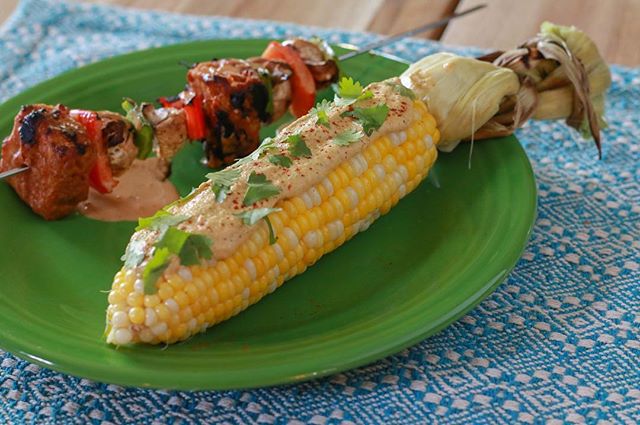 End of summer grilling? Yep, it's my favorite time to enjoy dinner al fresco! And I've got the perfect recipe for you 👉🏼 Thai Spiced Street Corn 🌽🌶💃🏻Link to recipe in my bio ✌🏼🥕 What are your favorite foods to bridge the summer/fall seasons?
