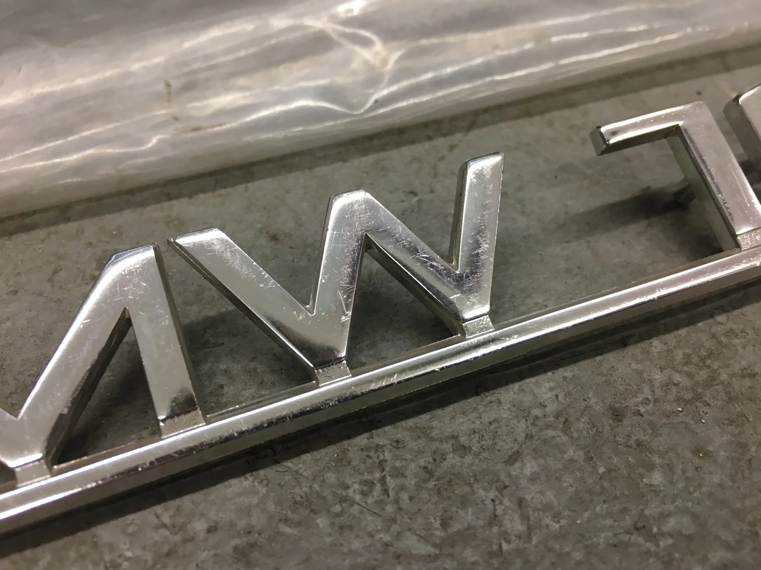 NOS Early 1600 Badge scuffs.JPG