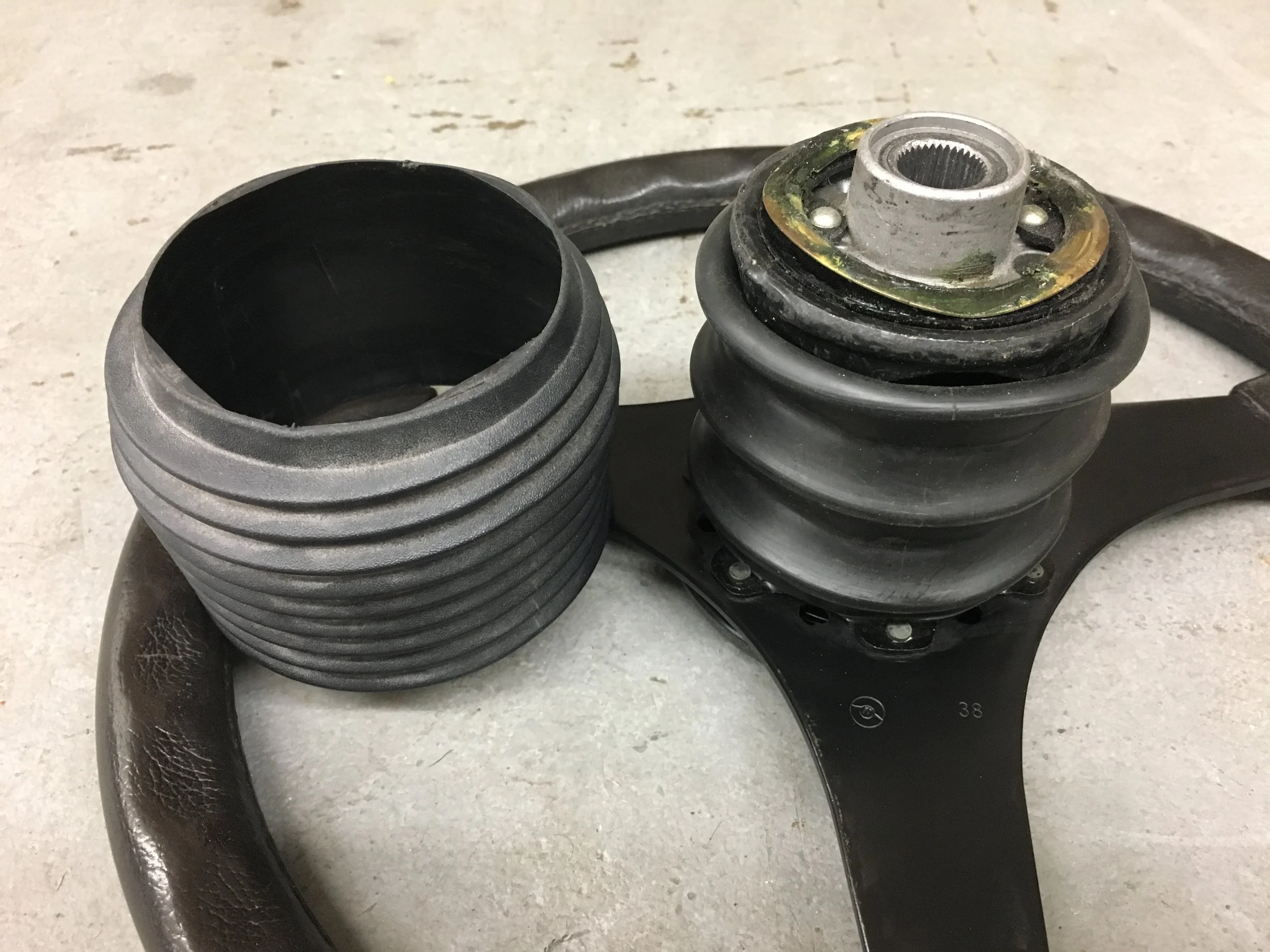 E21 Turbo Sport Wheel hub.JPG